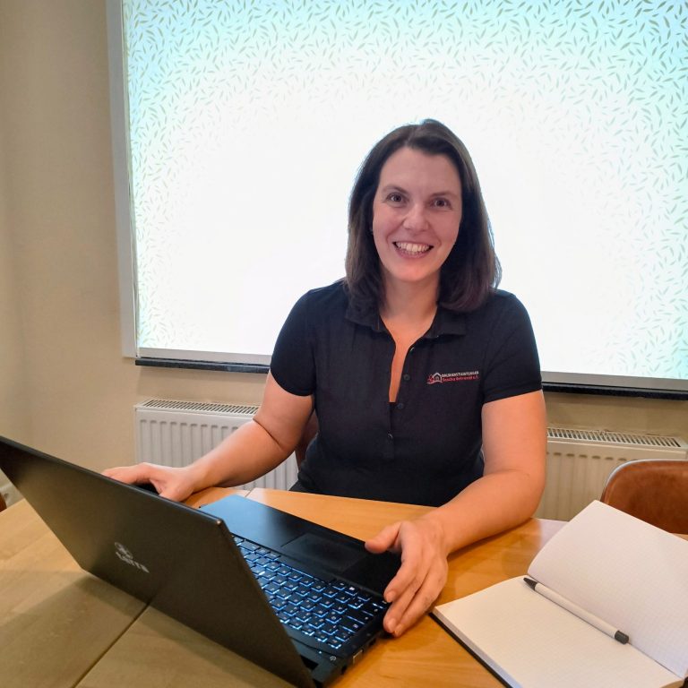 Cornelia Behrendt – Mein Healthy Home Cornelia Behrendt von Mein Healthy Home am Schreibtisch – Ansprechpartnerin für Analyse und Beratung bei Feuchtigkeit und Schimmel.